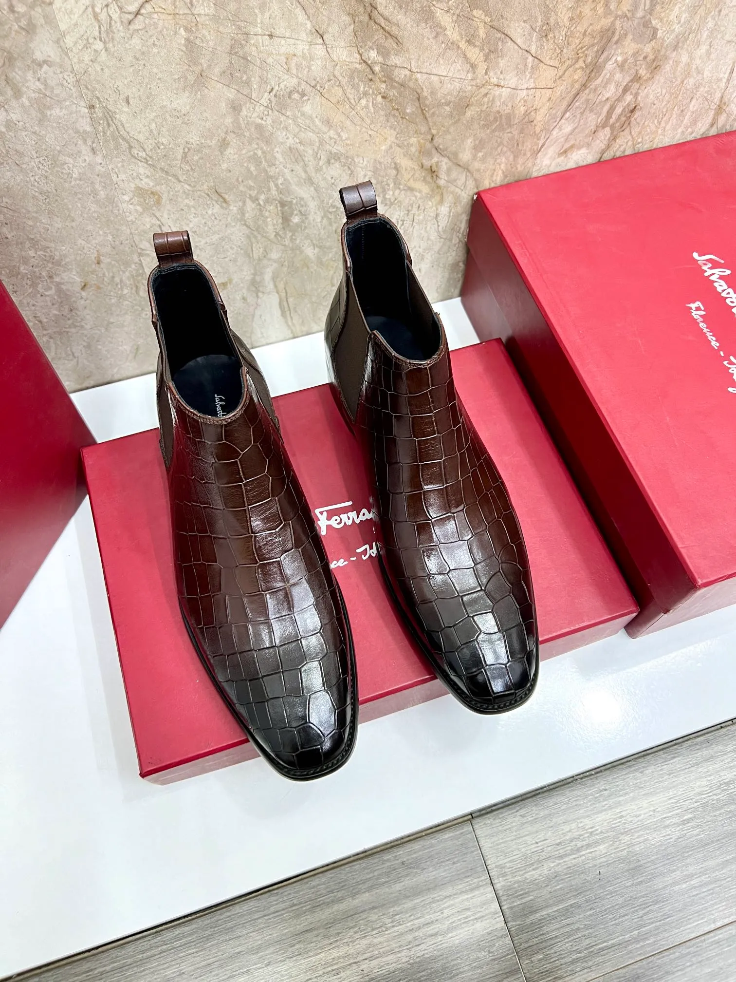 Original order quality: Men's shoes 💰700 Brand: Ferragamo (Ferragamo) One size larger: Men's size 38-44 (45 customized) Grade: Same style as the official website High-end men's shoes Material: Original cowhide, cowhide lining, original outsole Style category: Chelsea men's boots Fashion trend Color: Actual picture